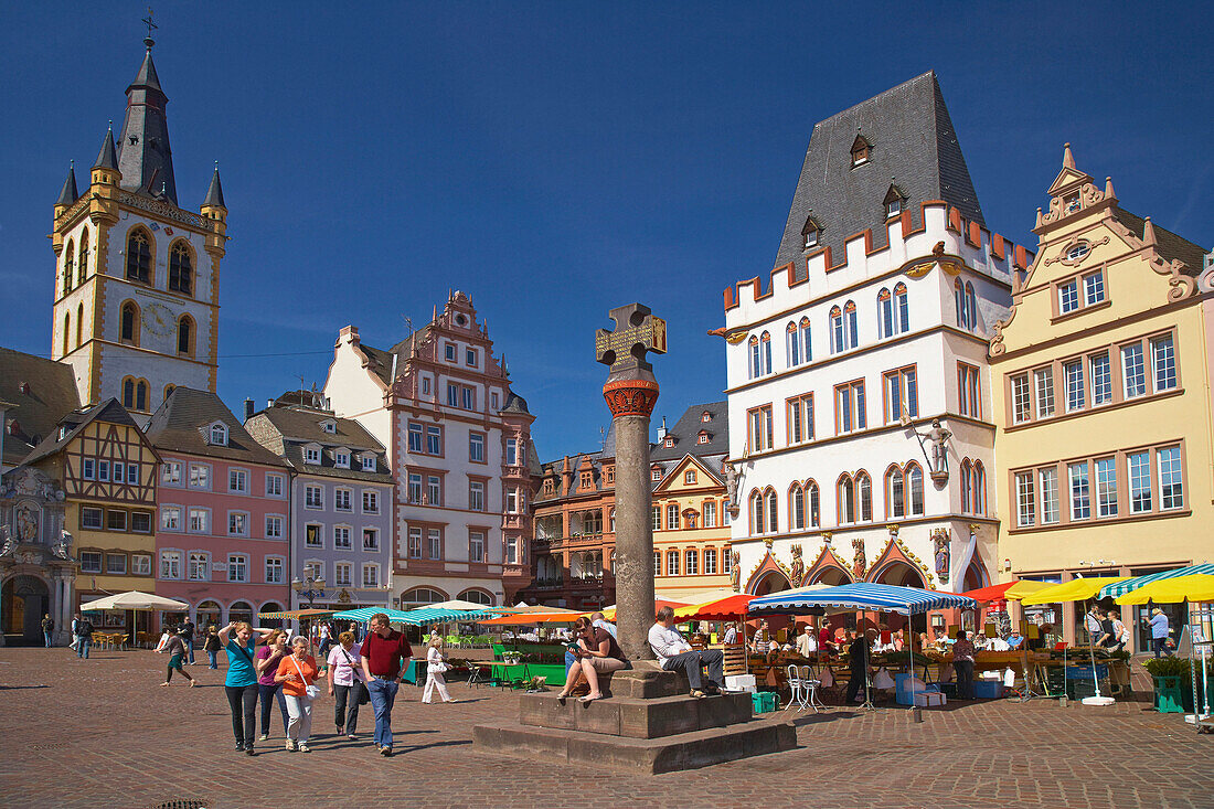 Hauptmarkt mit Kirche St. Gangolf, Marktkreuz und Steipe, Trier, Rheinland-Pfalz, Deutschland