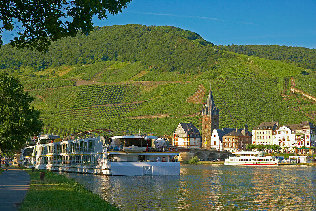 View over river Moselle with excursion boat to St. Michael's church, Bernkastel-Kues, Rhineland-Palatinate, Germany