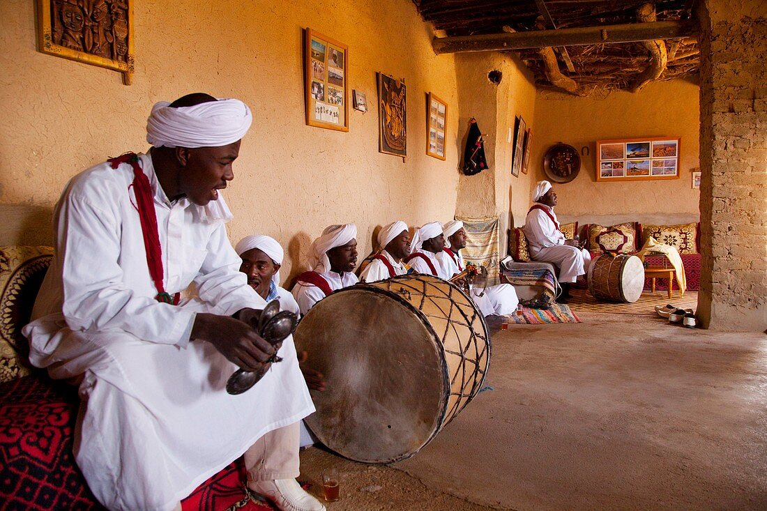 Musicians in the village of Khamlia, accient slaves from Sudan, Merzouga, Sahara Desert, Morocco, Africa