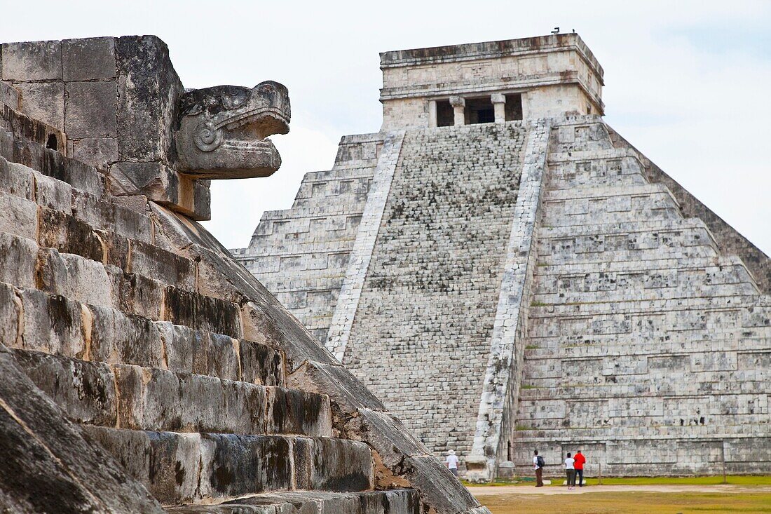 Vista Pirámide El Castillo desde Plataforma de los Jaguares y las Águilas Yacimiento Arqueológico Maya de Chichén Itzá Estado de Yucatán, Península de Yucatán, México, América