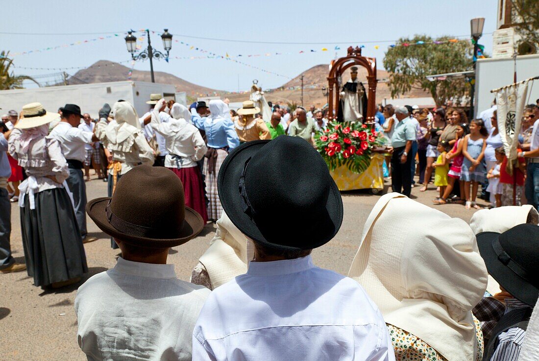 Rondalla y traje típico campesino Festividad Santo Domingo de Guzman Pueblo Tetir Isla Fuerteventura Provincia Las Palmas Islas Canarias España