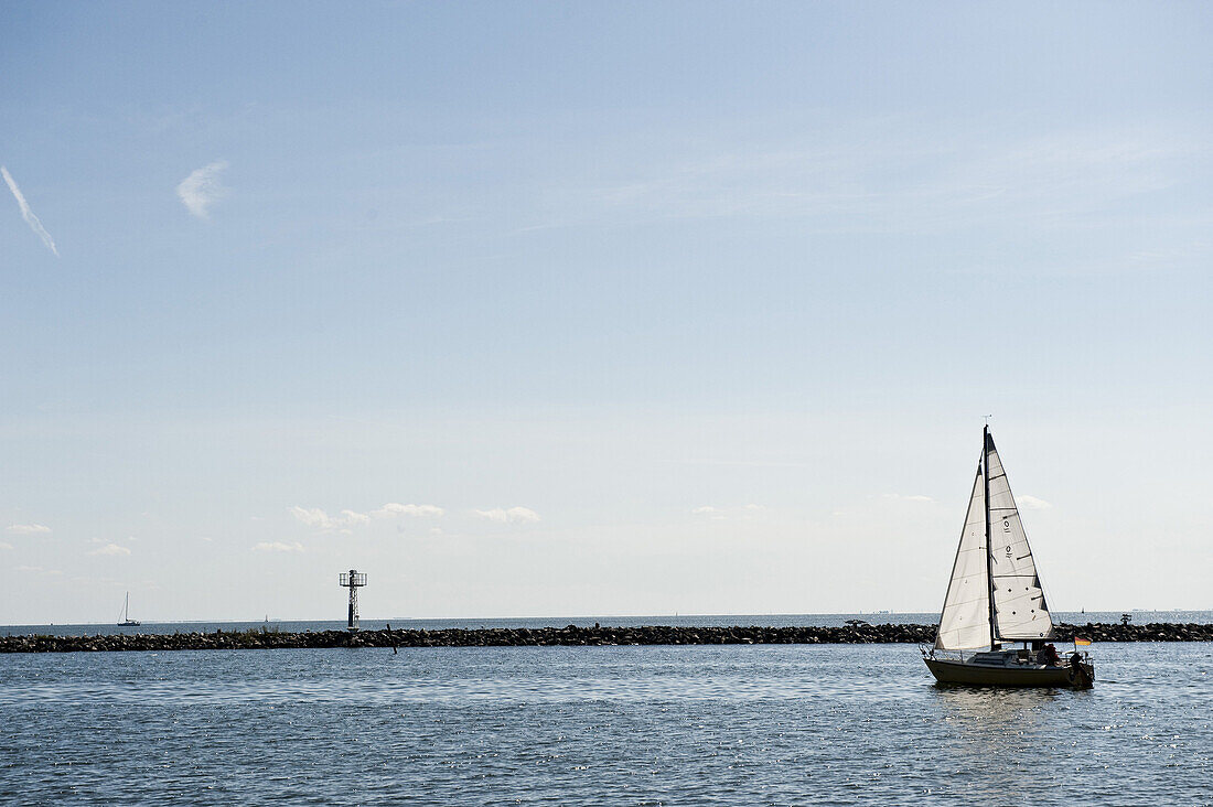 Segelboot im Hafen, Insel Rügen, Ostsee, Mecklenburg-Vorpommern, Deutschland