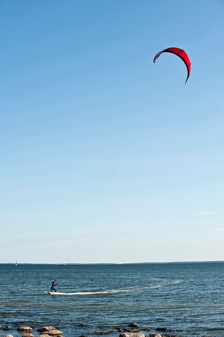 Kitesurfer am Bodden, Insel Rügen, Ostsee, Mecklenburg-Vorpommern, Deutschland