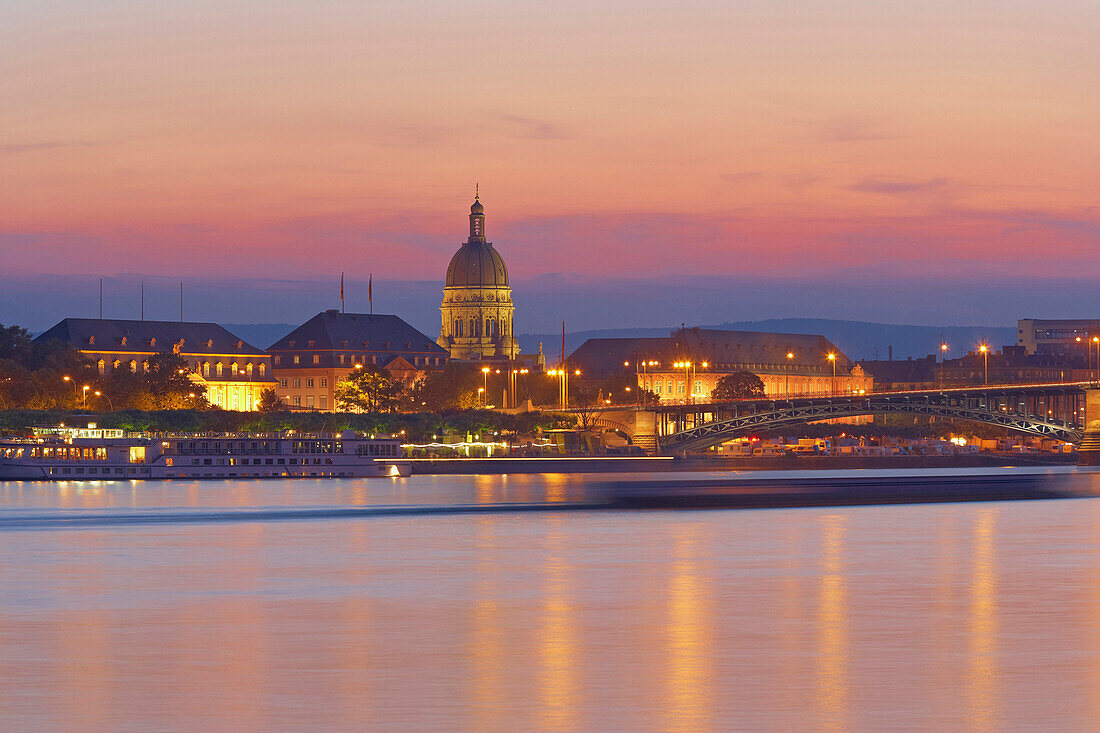 Blick über Rhein auf Christuskirche am Abend, Mainz, Rheinhessen, Rheinland-Pfalz, Deutschland