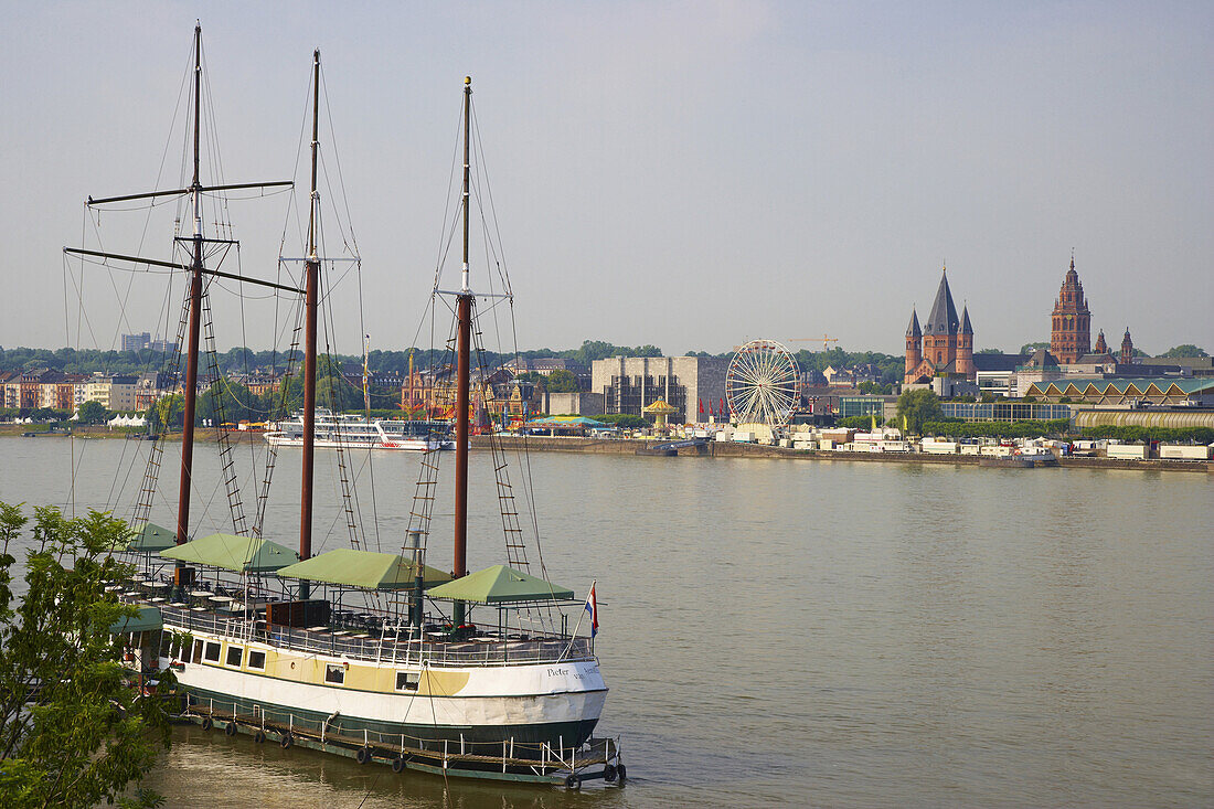 Ship, Dom (Cathedral), Rathaus (Town-hall), Rheingoldhalle (Congress centre), River bank, Mainz, Rhenish Hesse, Rhineland-Palatinate, Germany, Europe