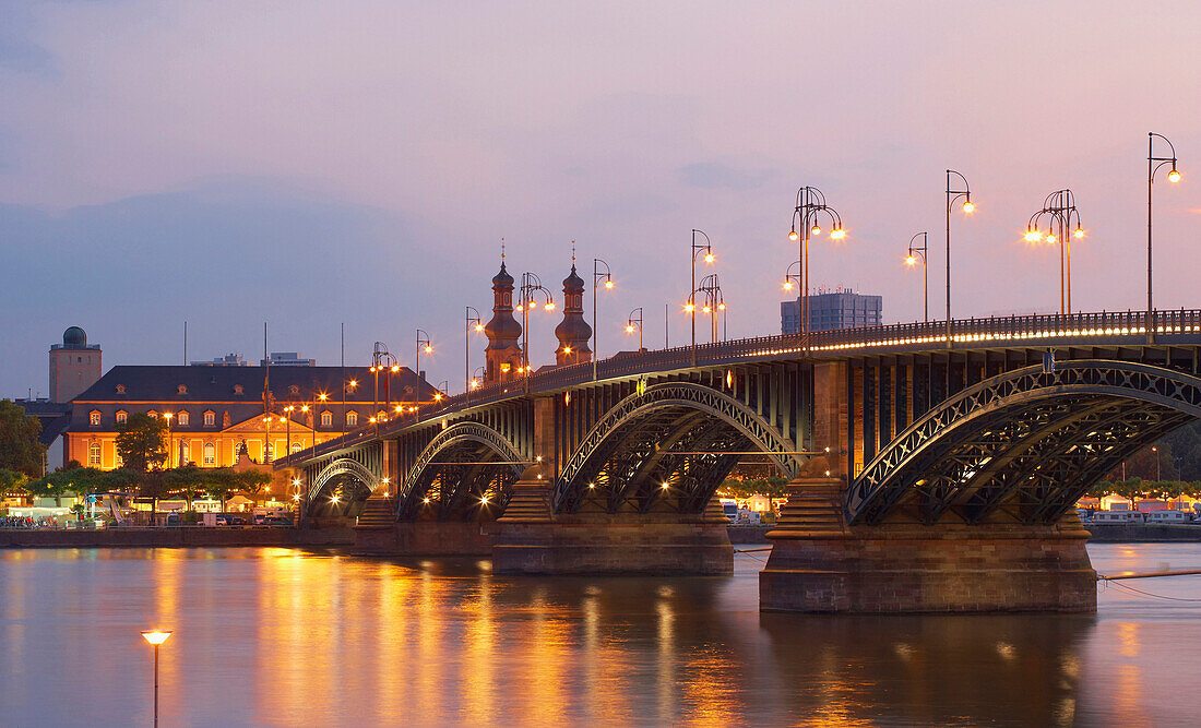 Blick über Rhein mit Theodor-Heuss-Brücke auf Deutschordenshaus und Kirche St. Peter am Abend, Mainz, Rheinhessen, Rheinland-Pfalz, Deutschland