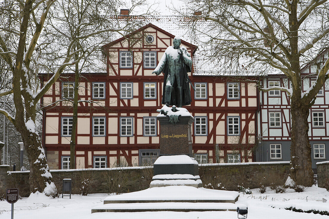 Denkmal von Lingg von Linggenfeld (Gründer von Bad Hersfeld) vor Fachwerkhaus im Winter, Bad Hersfeld, Hessen, Deutschland, Europa