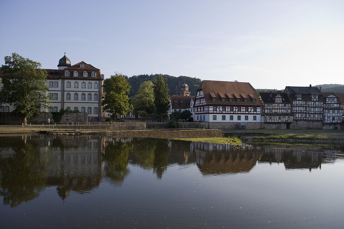 Fachwerkhäuser spiegeln sich in einem Wehr an der Fulda, Rotenburg an der Fulda, Hessen, Deutschland, Europa