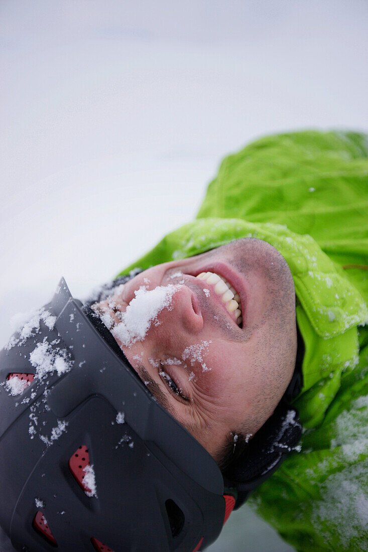 Mann liegt im Schnee, Mayrhofen, Zillertal, Tirol, Österreich