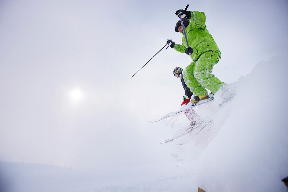 Freeskier im Tiefschnee, Mayrhofen, Zillertal, Tirol, Österreich