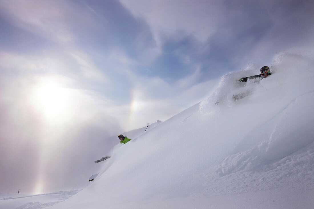 Freeskier im Tiefschnee, Mayrhofen, Zillertal, Tirol, Österreich