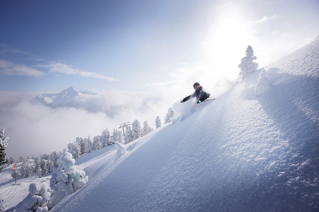 Freeskier im Tiefschnee, Mayrhofen, Zillertal, Tirol, Österreich