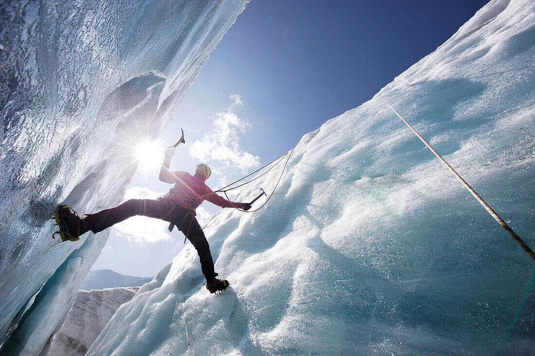 Mann beim Eisklettern, Pasterze Gletscher, Großglockner, Kärnten, Österreich