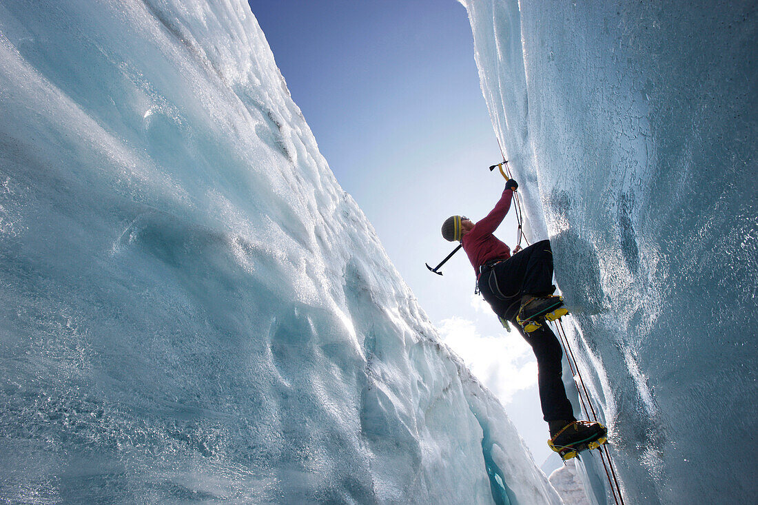 Mann beim Eisklettern, Pasterze Gletscher, Großglockner, Kärnten, Österreich