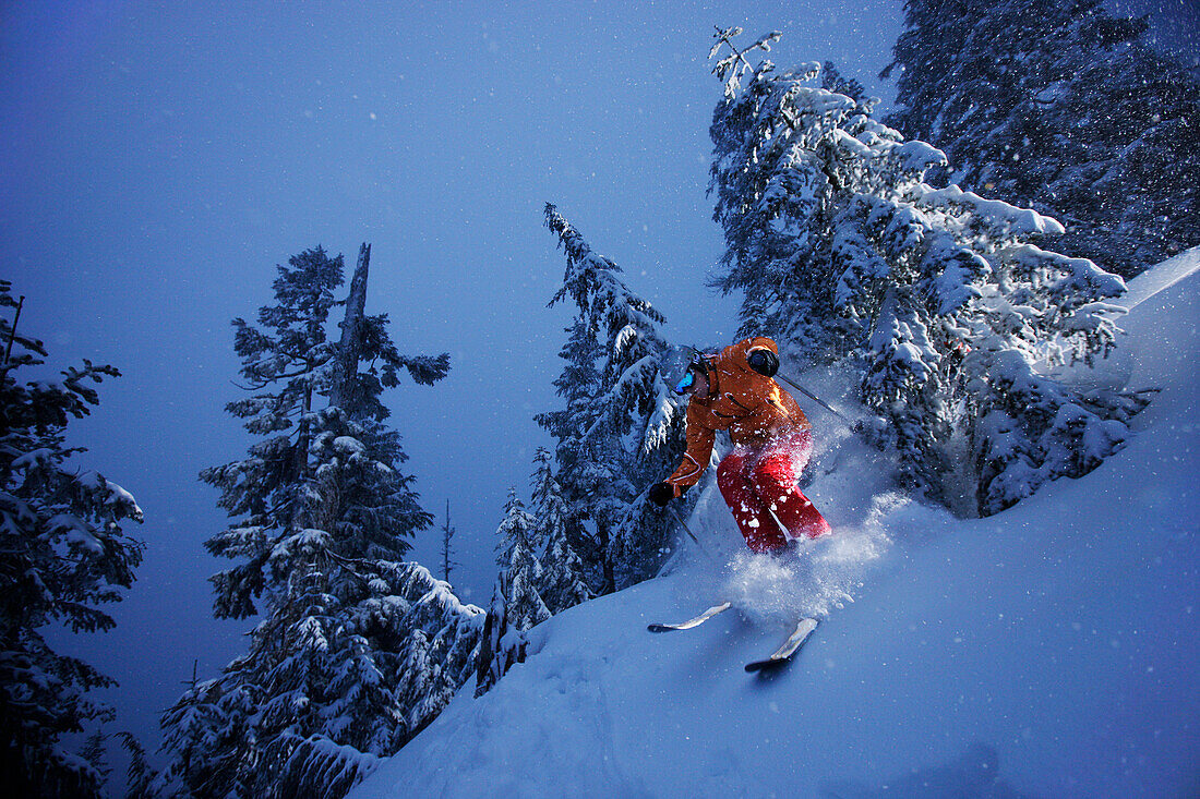 Skifahrer im Schneefall, Grouse Mountain, British Columbia, Kanada