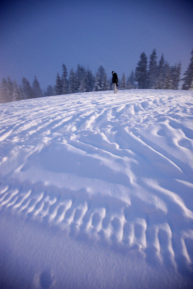 Person läuft über Schneefläche, Grouse Mountain, British Columbia, Kanada