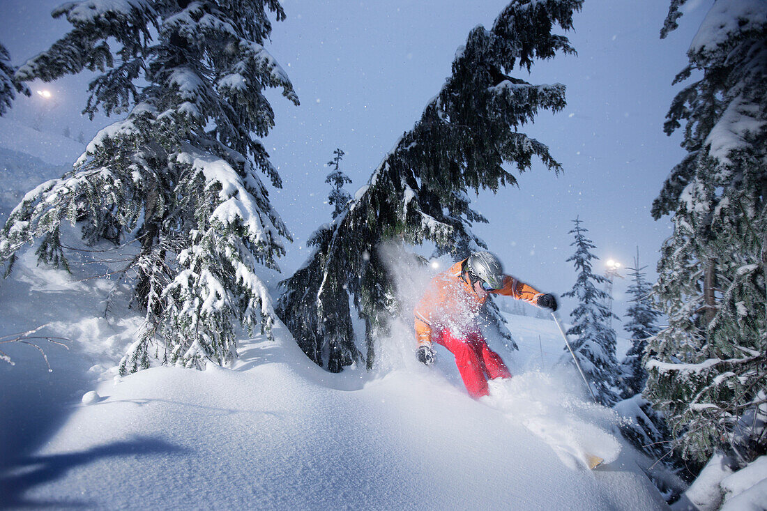 Skifahrer bei Schneefall, Grouse Mountain, British Columbia, Kanada