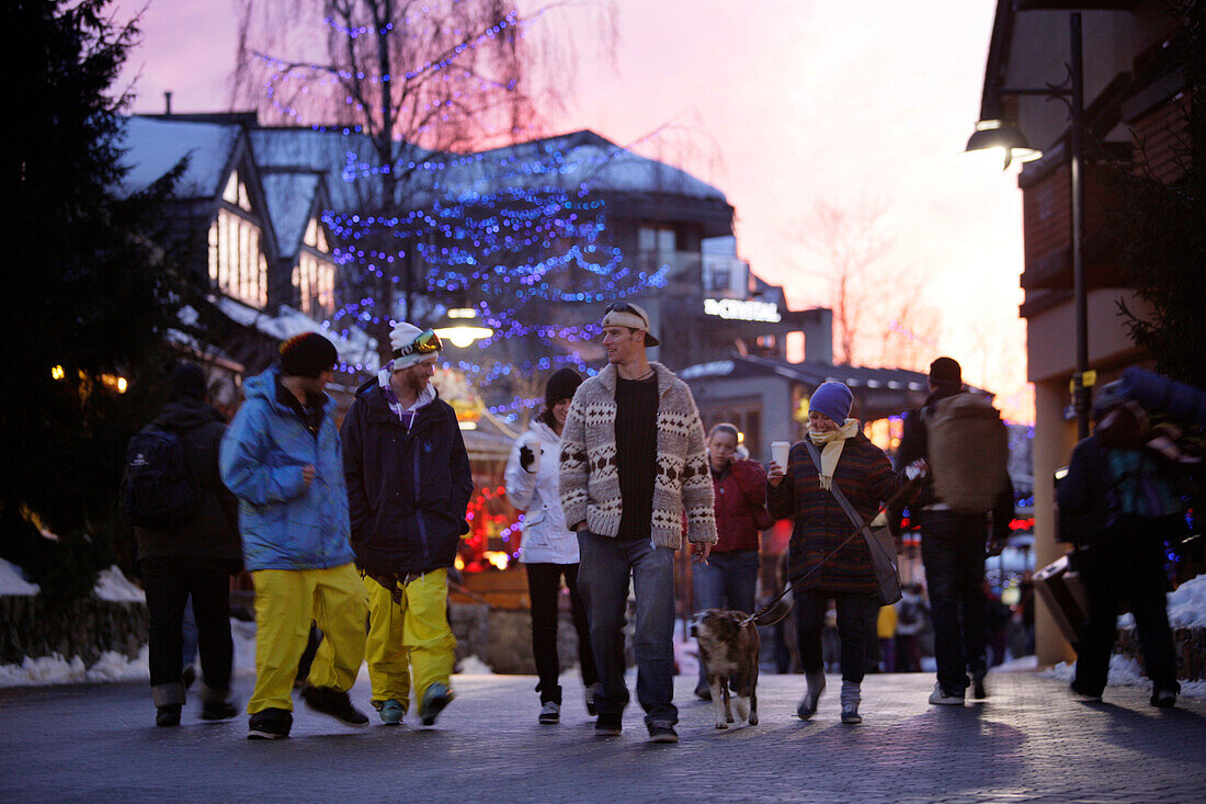 Besucher bummeln durch Whistler Village, British Columbia, Kanada