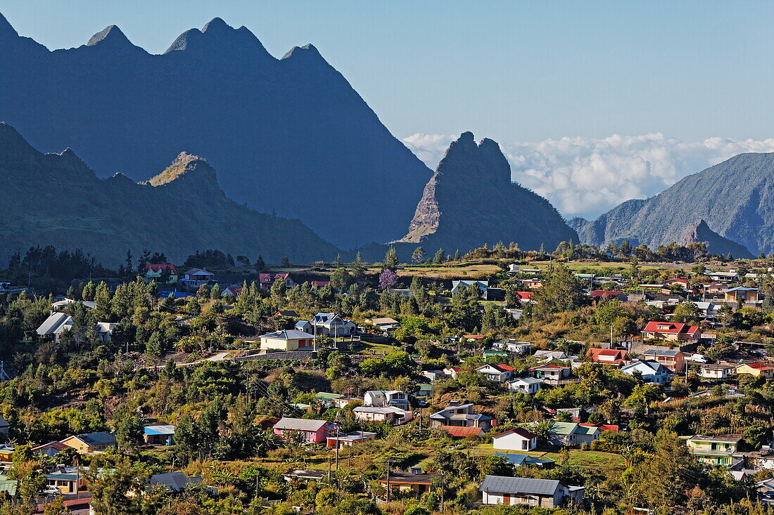 Blick auf Häuser der Stadt Cilaos, La Reunion, Indischer Ozean