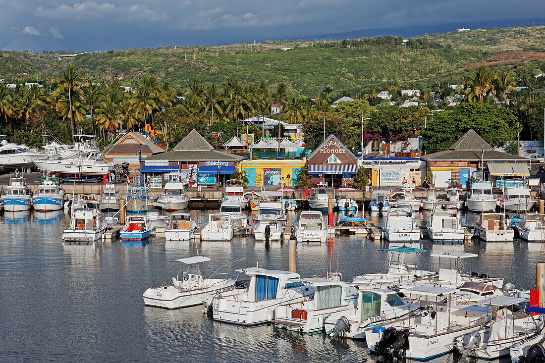 Blick auf Boote im Hafen, Saint Gilles, La Reunion, Indischer Ozean