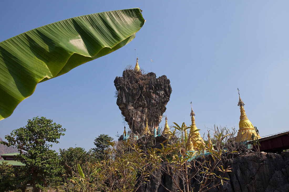 Kyauk Ka Lat Pagode auf dem Felsen, Karstberge bei Hpa-An, Kayin Staat, Myanmar, Burma, Asien