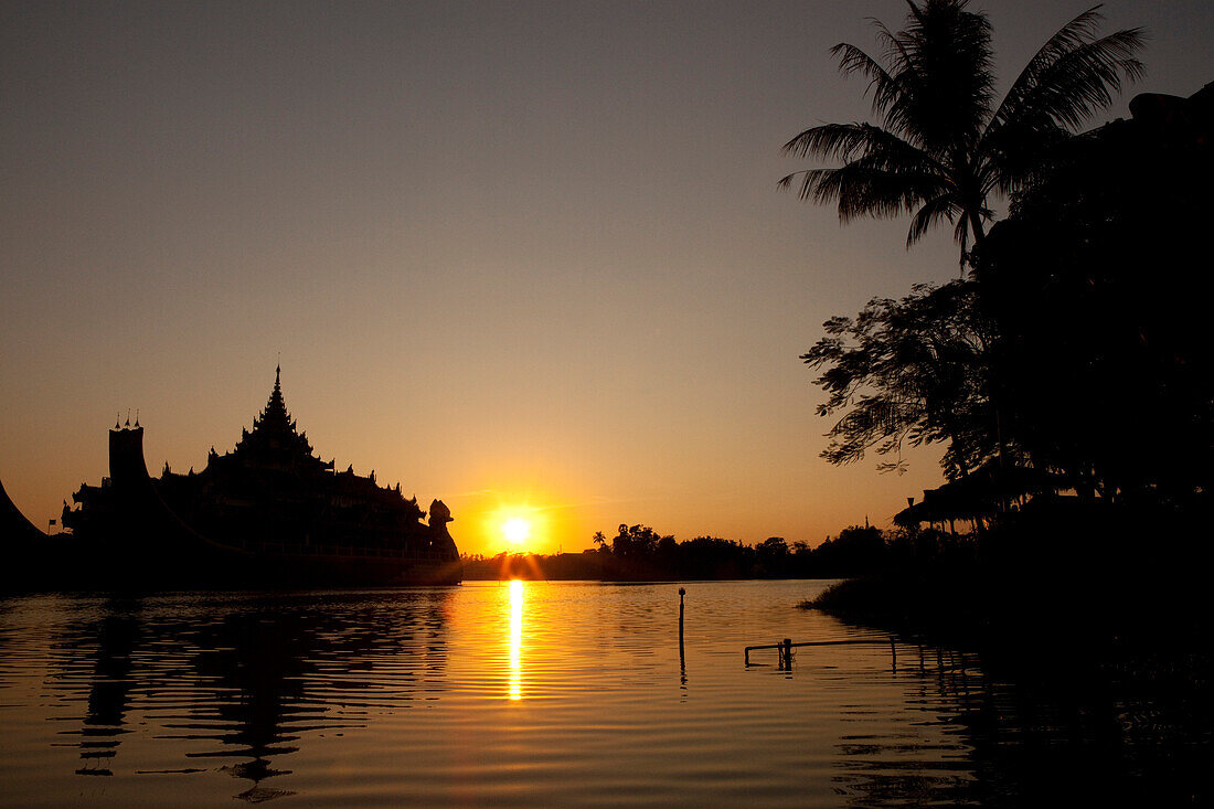 Goldenes Karaweik Schiff auf dem Kandawgyi See bei Sonnenuntergang, Schwimmendes Restaurant, Rangun, Myanmar, Burma, Asien