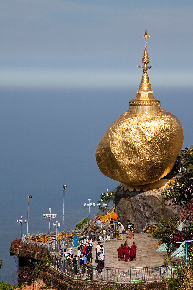 Buddhistischen Pilgerziel Kyaikhtiyo Pagode mit dem Goldenen Felsen, Mon Staat, Myanmar, Burma, Asien