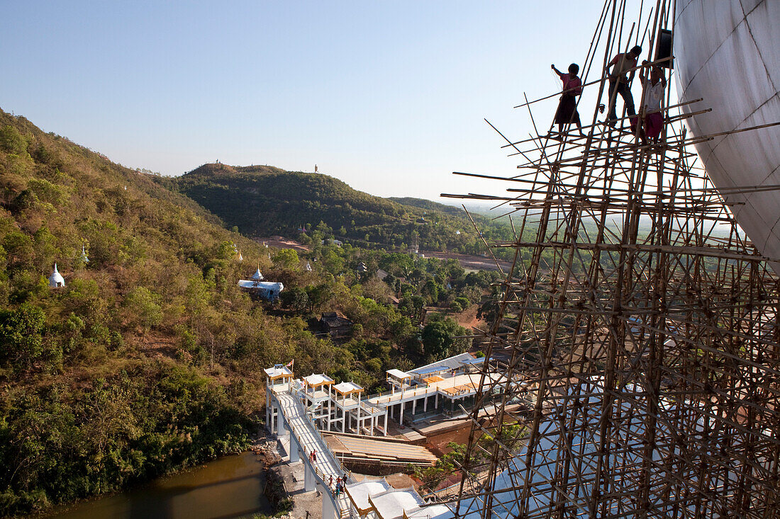 Bauarbeiten, Gerüst am grössten liegenden Buddha der Welt Zinathuka Yan Aung Chanta, Yadana Taung, Mon Staat, Myanmar, Burma, Asien