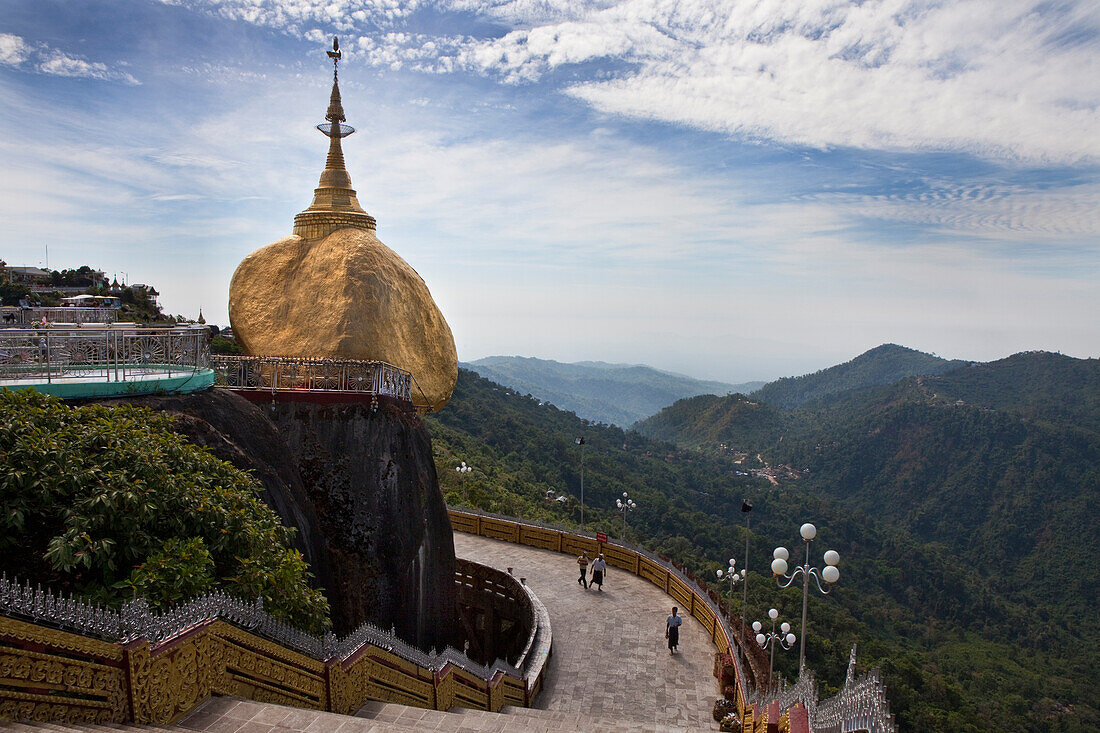 Goldener Felsen, Buddhistisches Pilgerziel Kyaikhtiyo Pagode unter Wolkenhimmel, Mon Staat, Myanmar, Burma, Asien