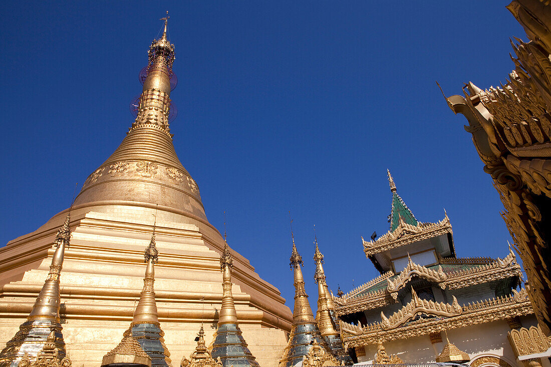 Buddhistische Kyaik Thanlan Pagode unter blauem Himmel, Goldene Stupa, Mawlamyaing, Mon Staat, Myanmar, Burma, Asien