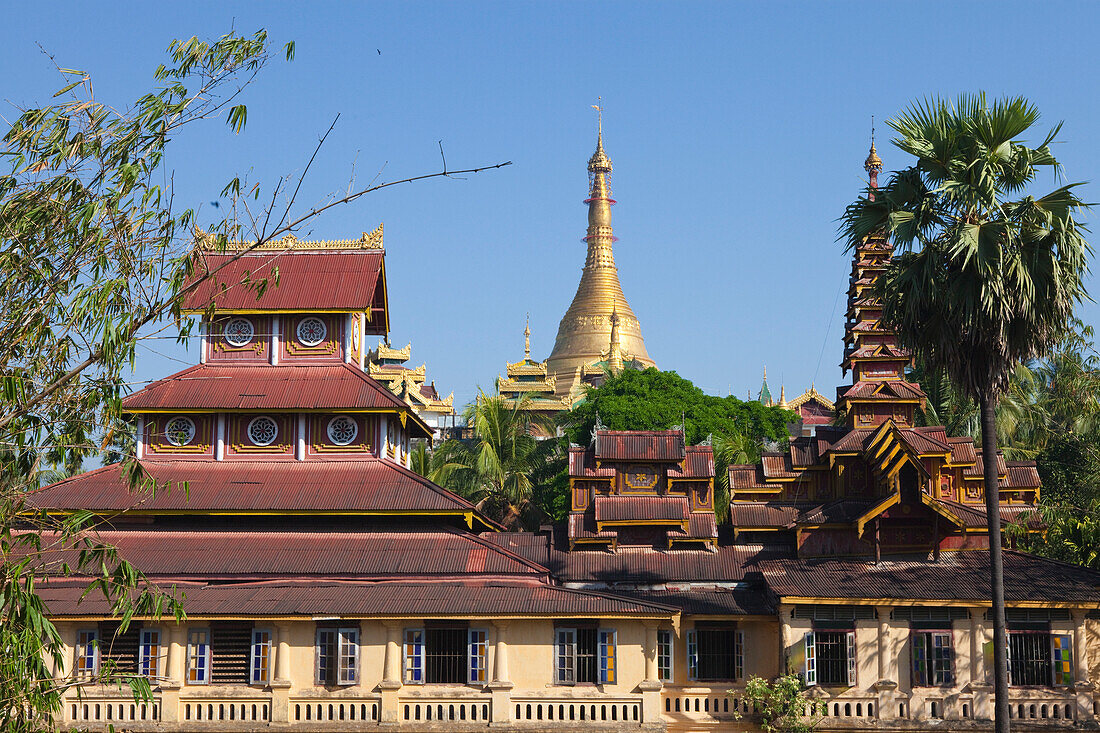 Buddhistische Kyaik Thanlan Pagode im Sonnenlicht, Goldene Stupa, Mawlamyaing, Mon Staat, Myanmar, Burma, Asien