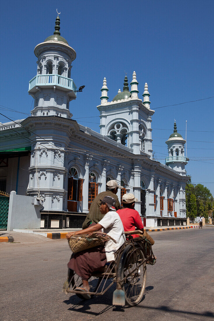 Rickshaw in front of Kaladan Mosque in Mawlamyaing, Mon State, Myanmar, Birma, Asia