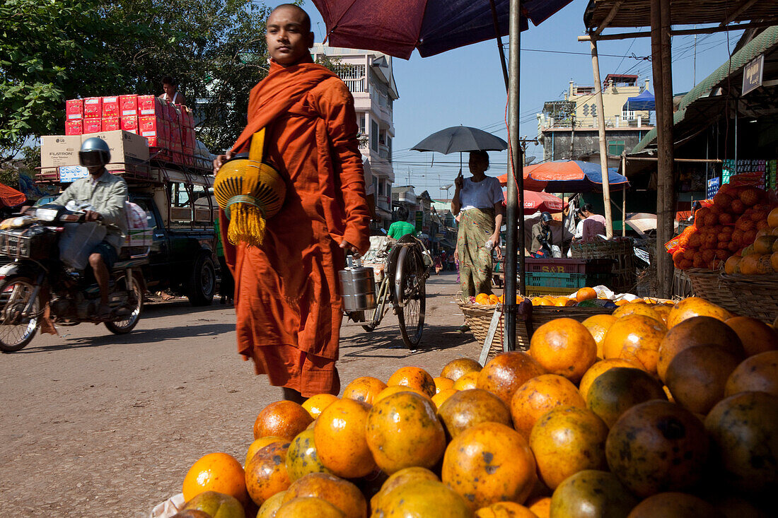 Buddhistischer Mönch auf dem Markt in Mawlamyaing, Mon Staat, Myanmar, Burma, Asien