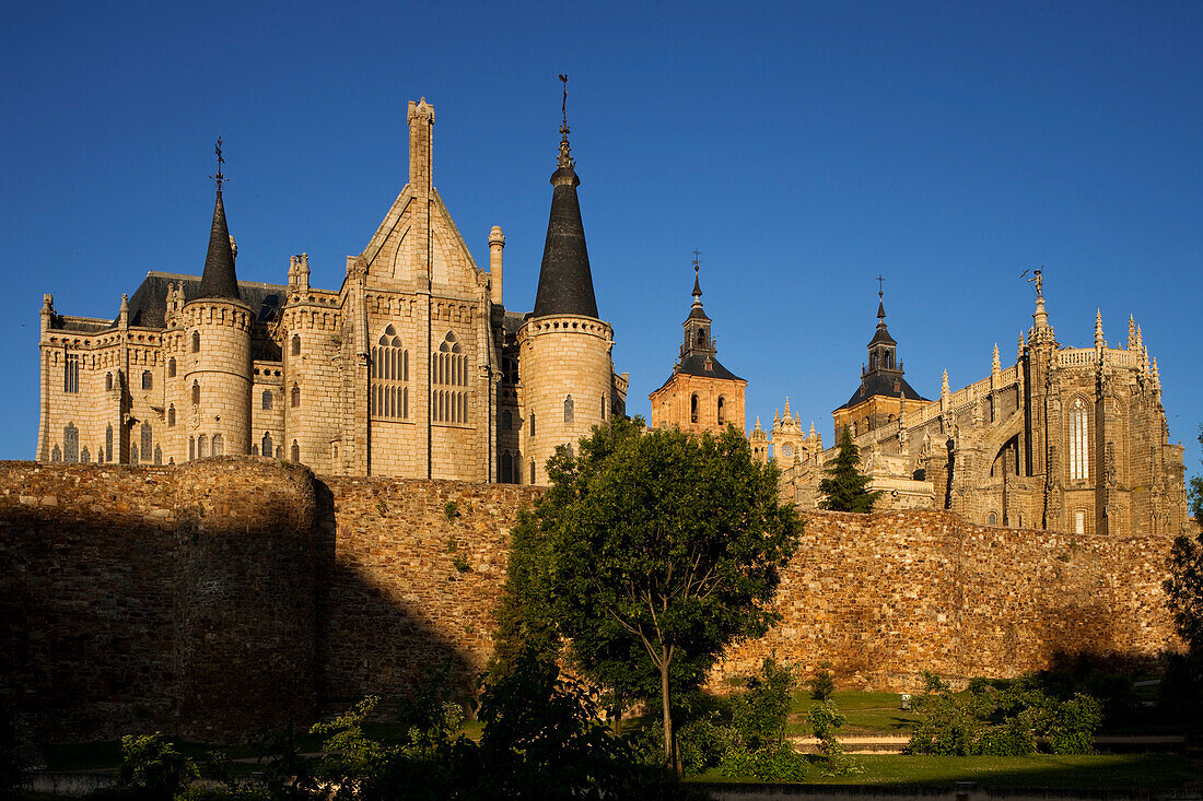 Episcopal Palace, Palacio Episcopal, Astorga, 19th century, architect Antoni Gaudi, Modernismo, Modernism, Art Nouveau, Camino Frances, Way of St. James, Camino de Santiago, pilgrims way, UNESCO World Heritage, European Cultural Route, province of Leon, O