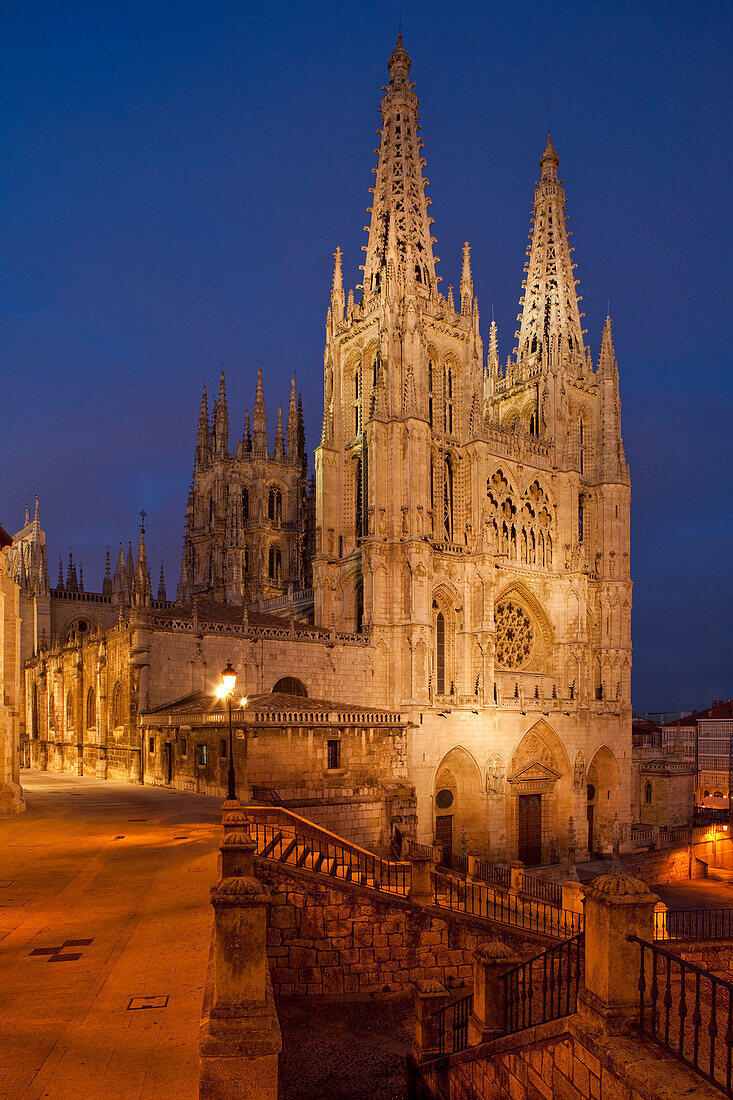 Kathedrale von Burgos im Abendlicht, gotisch, Camino Frances, Jakobsweg, Camino de Santiago, Pilgerweg, UNESCO Welterbe, europäischer Kulturweg, Kastilien-Leon, Nordspanien, Spanien, Europa