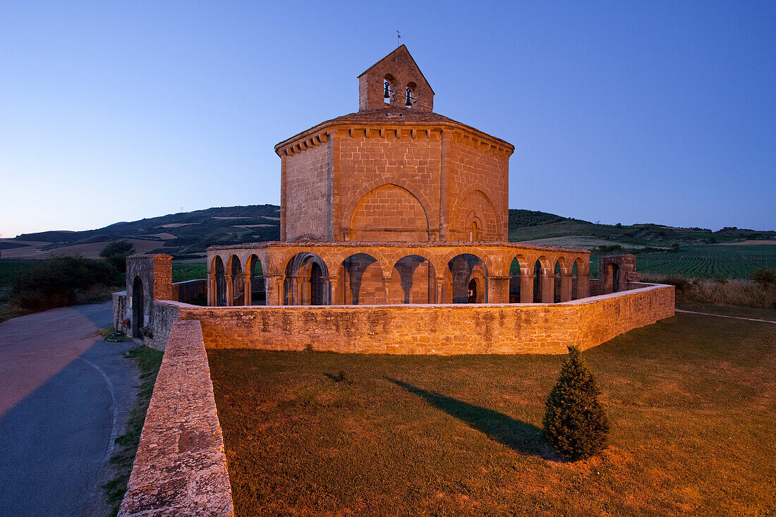 Santa Maria de Eunate, romanische Kirche aus dem 12.Jhd., mozarabisch, bei Puente la Reina, Camino Frances, Jakobsweg, Camino de Santiago, Pilgerweg, UNESCO Welterbe, europäischer Kulturweg, Provinz Navarra, Nordspanien, Spanien, Europa