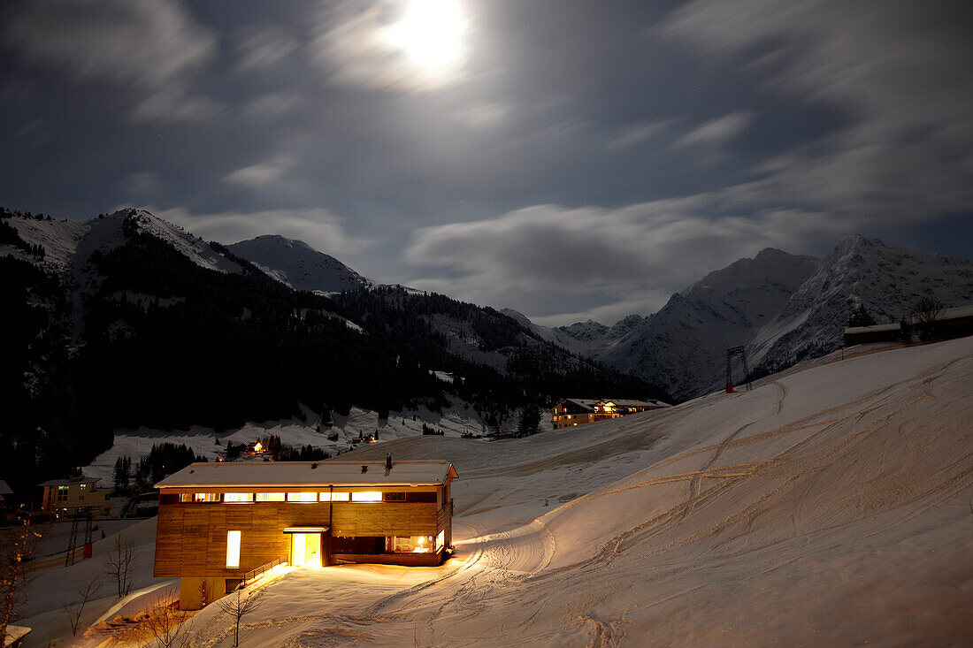 Wohnhaus im Schnee, Schlößlelift, Hirschegg, Kleinwalsertal, Vorarlberg, Österreich