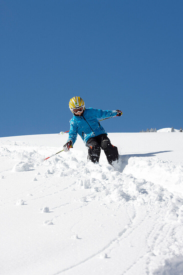 Kind fährt Ski im Tiefschnee, Schlößlelift, Hirschegg, Kleinwalsertal, Vorarlberg, Österreich