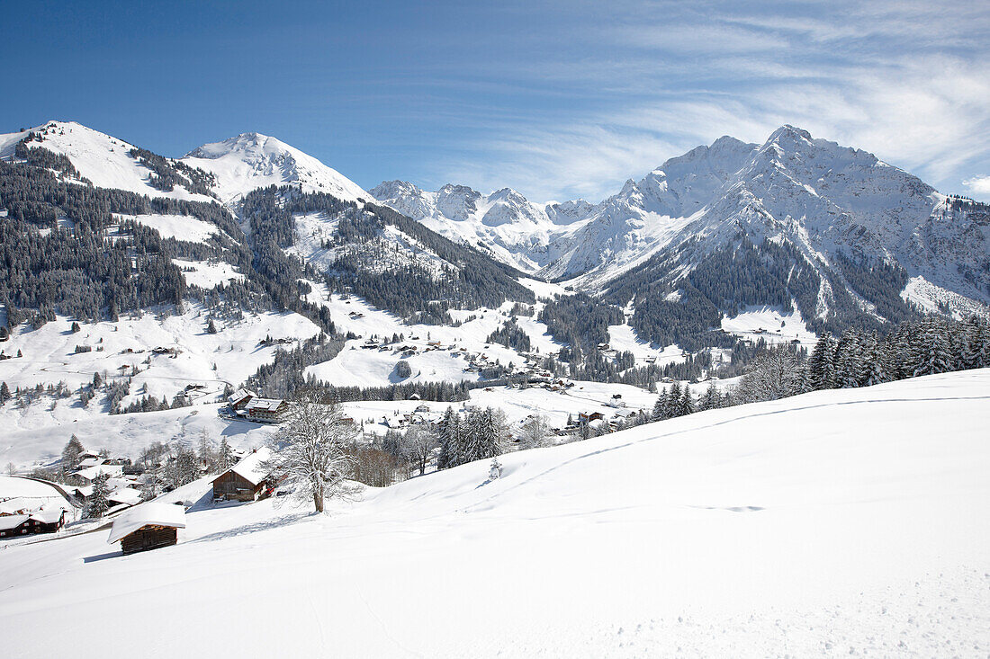 Winterlandschaft, Skigebiet am Heuberg, Mittelberg im Hintergrund, Kleinwalsertal, Vorarlberg, Österreich