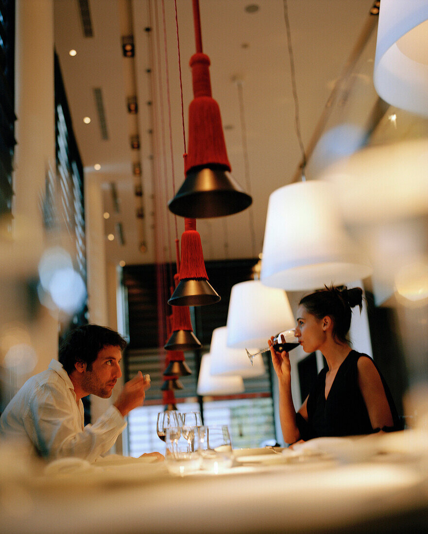 Paar isst in einem Hotelrestaurant, Madrid, Spanien