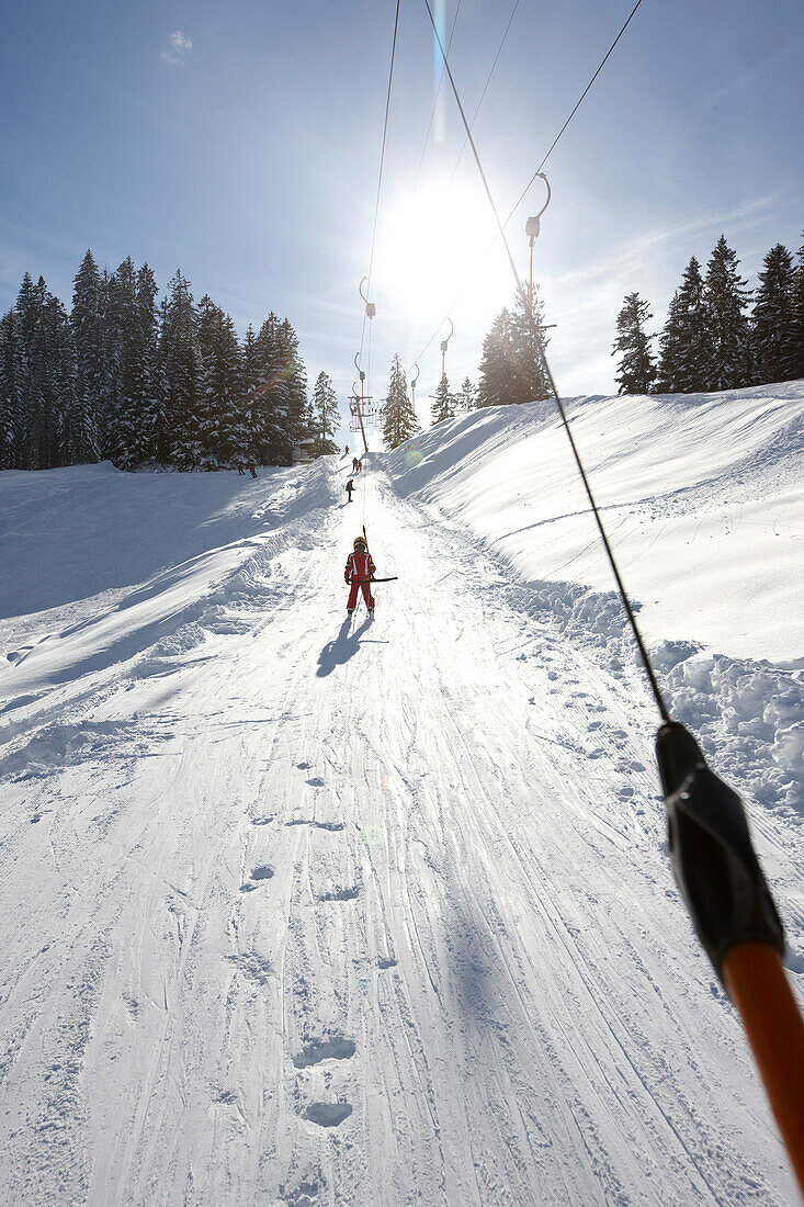 Kind im Schlepplift, Hirschegg, Kleinwalsertal, Vorarlberg, Österreich