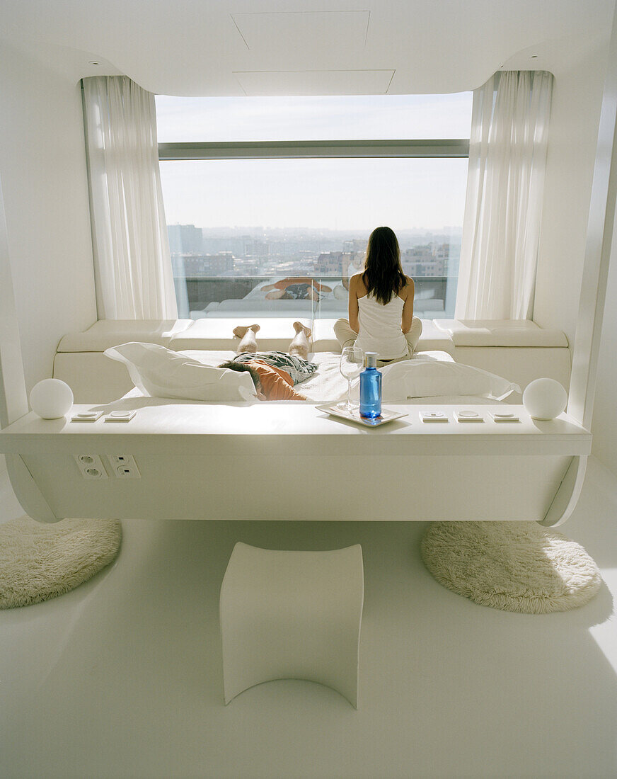 Paar entspannt sich im Hotelzimmer im 8. Stockwerk, Gestaltung Kathryn Findlay, Hotel Silken Puerta America, Madrid, Spanien