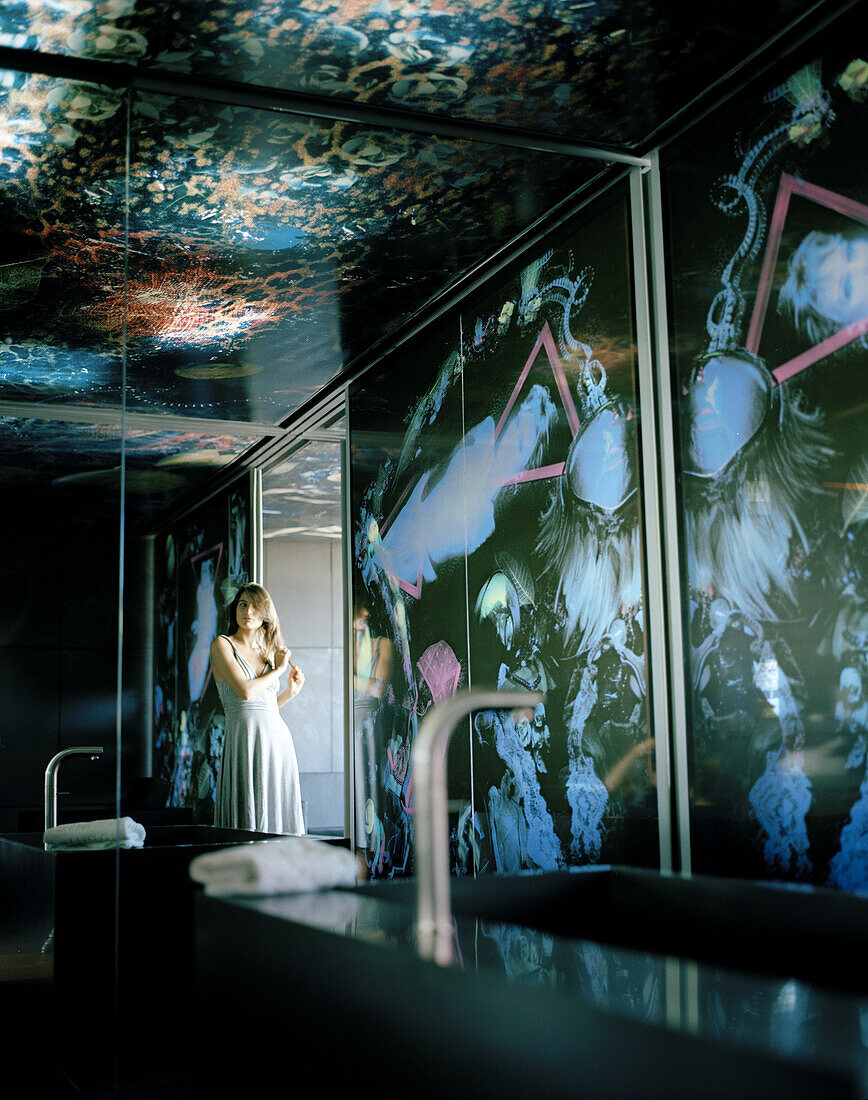 Spiegelung einer Frau, Frau bürstet sich die Haare, Suite, 13. Stockwerk, Gestaltung Jean Nouvel, Hotel Silken Puerta America, Madrid, Spanien