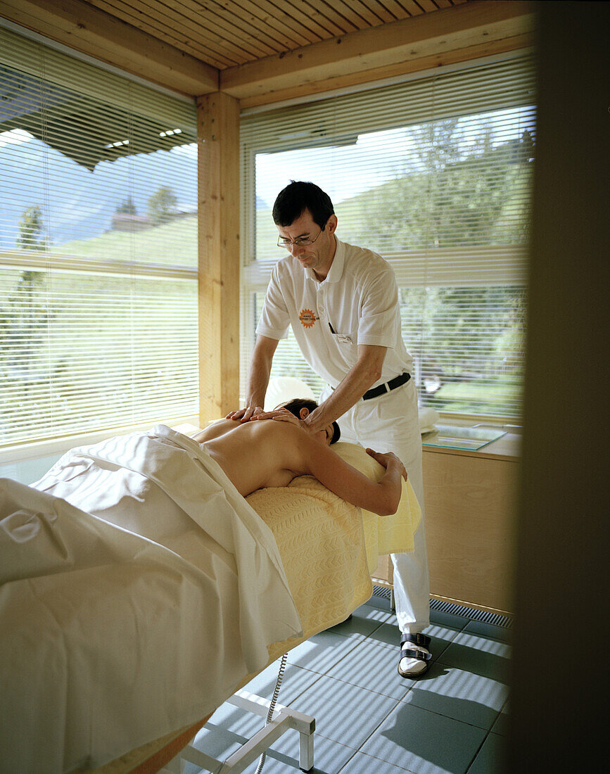 Frau bekommt eine Massage, Wellnessbehandlung, Naturhotel Chesa Valisa, Hirschegg, Kleinwalsertal, Österreich