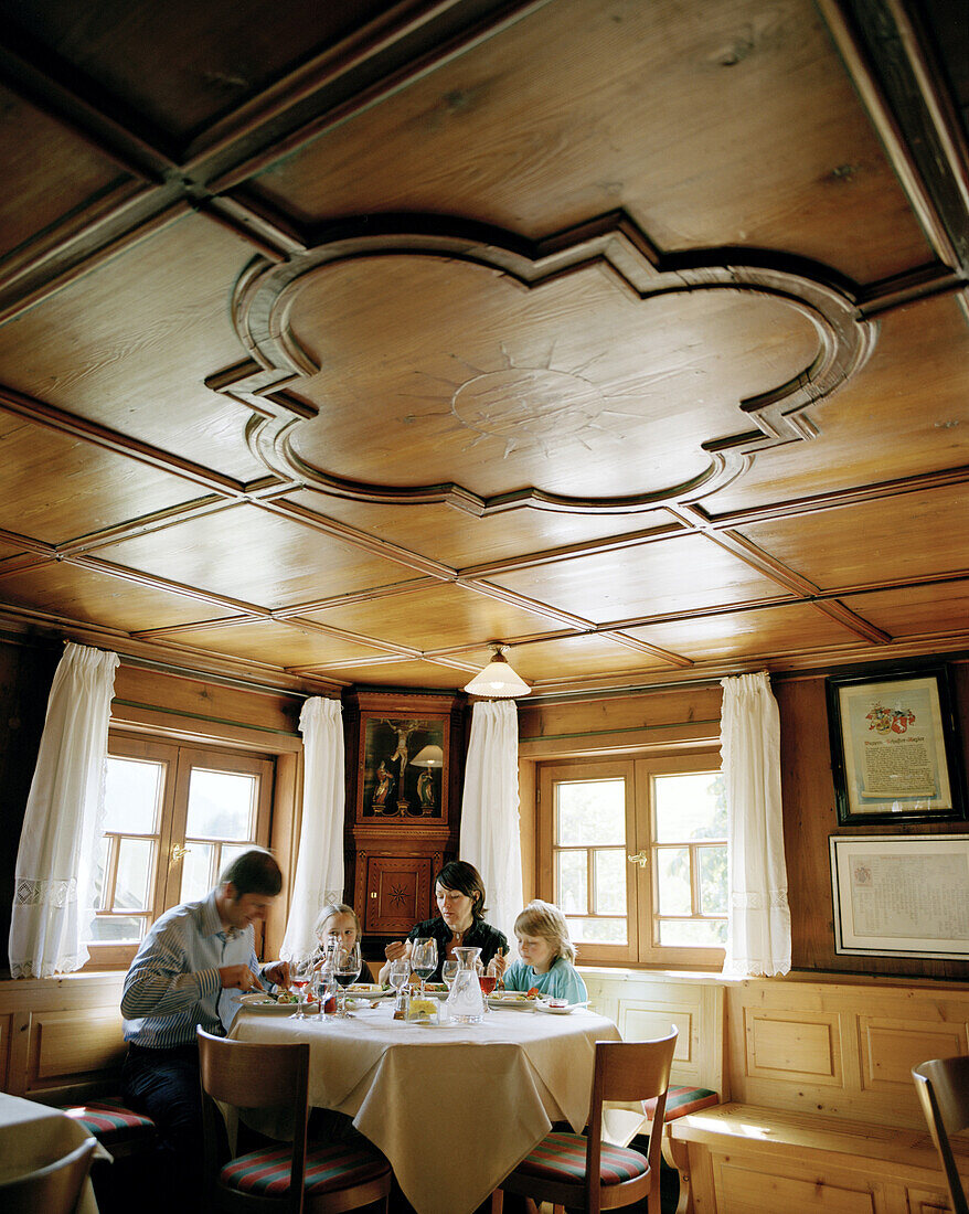 Familie in Restaurant, Naturhotel Chesa Valisa, Hirschegg, Kleinwalsertal, Österreich