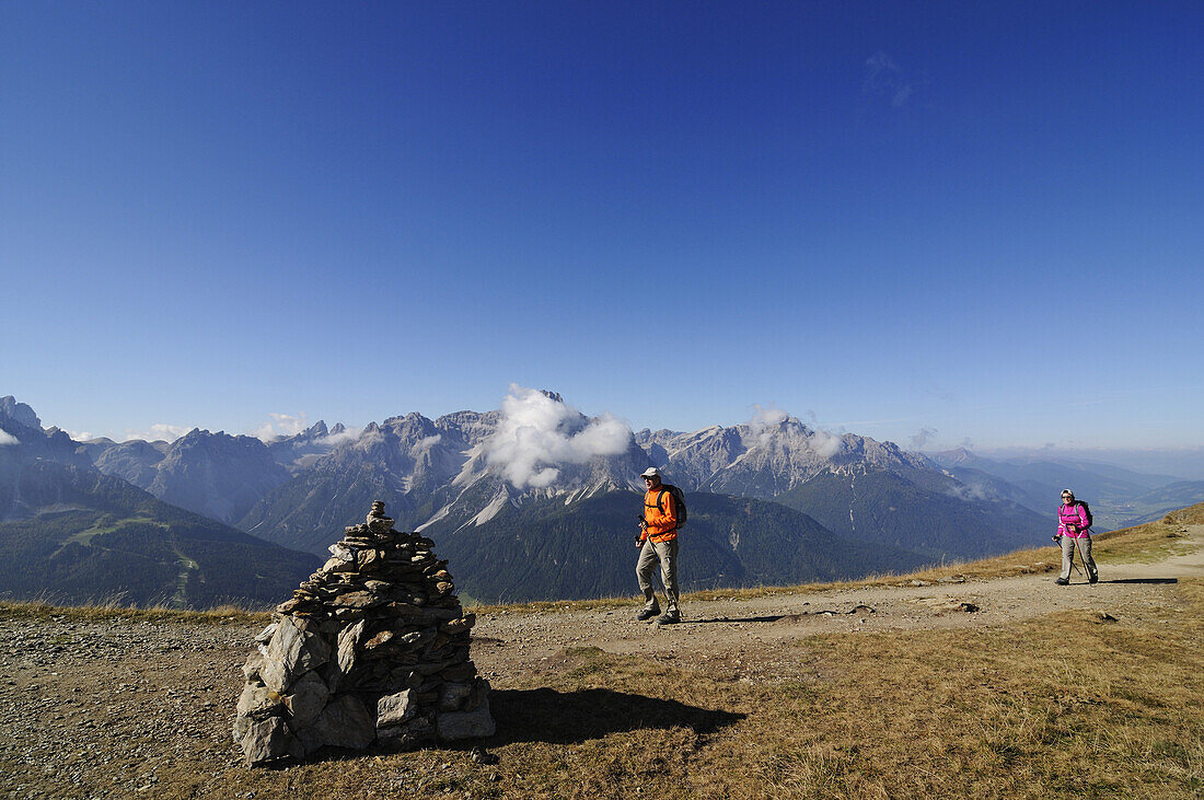Wanderer auf dem Karnischen Höhenweg unter blauem Himmel, Hochpustertal, Südtirol, Dolomiten, Italien, Europa