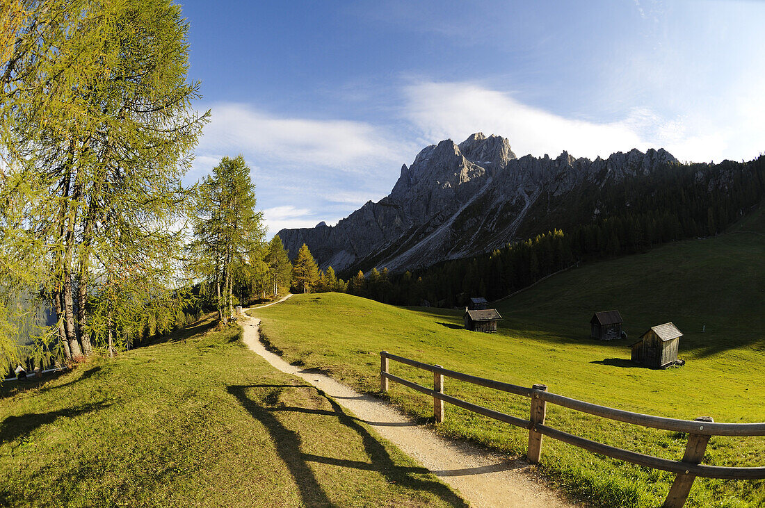 Blick auf Rotwand unter Wolkenhimmel, Sexten, Hochpustertal, Südtirol, Dolomiten, Italien, Europa