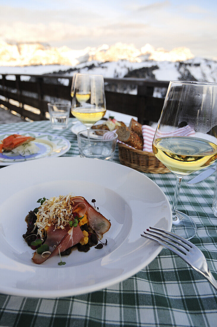 Gedeckter Tisch auf Balkon vor der Sella Gruppe, Hotel Col Alt, Alta Badia, Südtirol, Italien, Europa