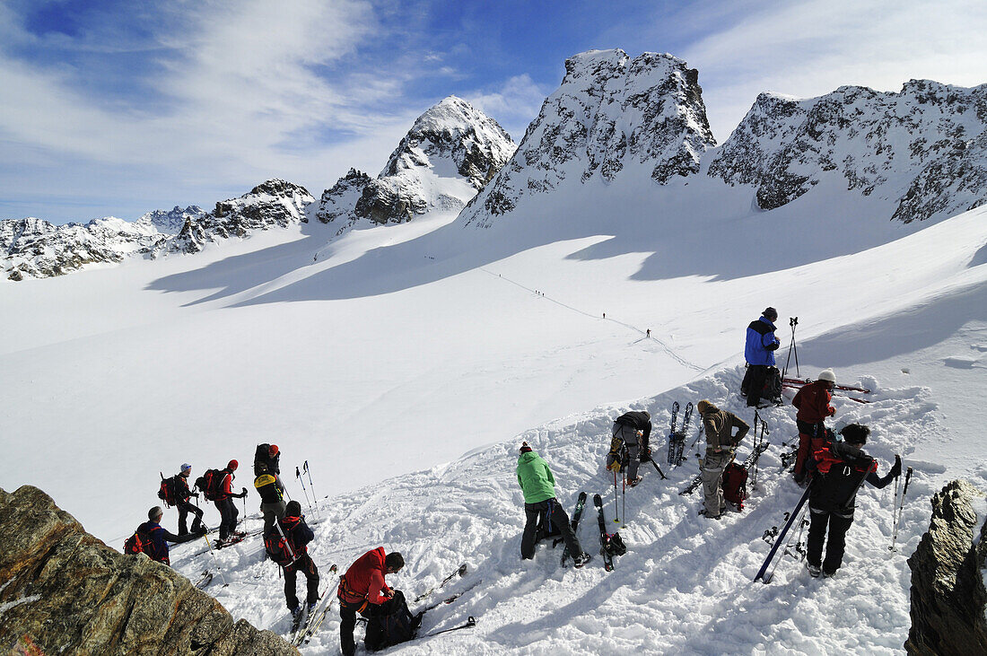 Skibergsteiger rasten auf dem Weg zum Piz Buin, Engadin, Graubünden, Schweiz, Europa