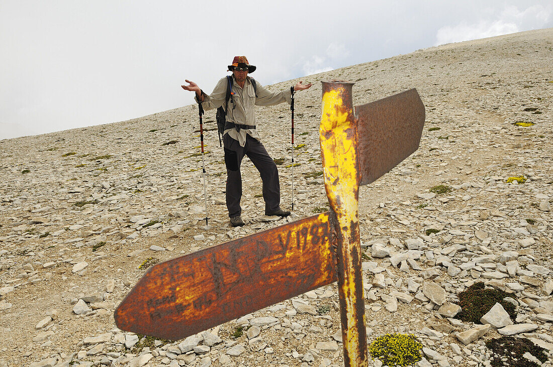 Ratloser Bergsteiger auf dem Gipfelplateau am Monte Amaro, Caramanico Terme, Maiella Nationalpark, Abruzzen, Italien, Europa